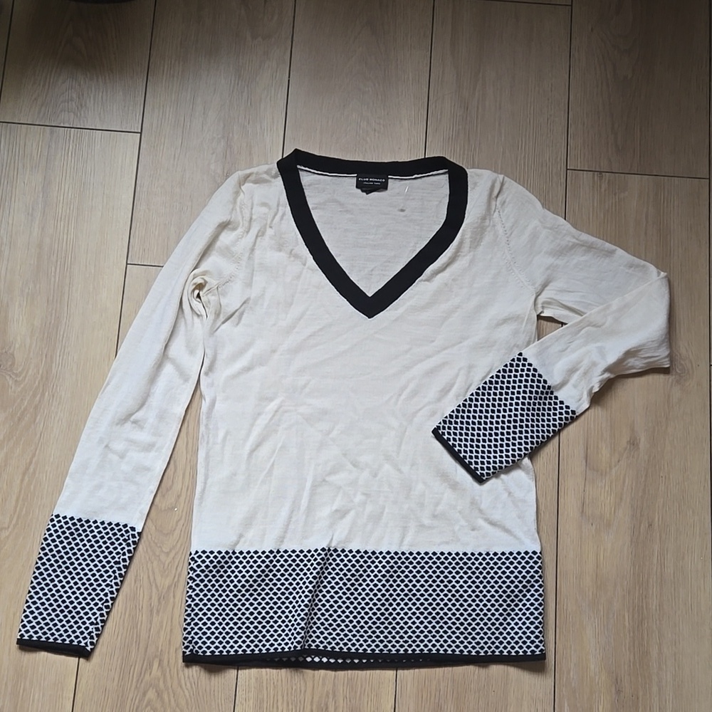 CLUB MONACO V-NECK WOOL SWEATER Size M